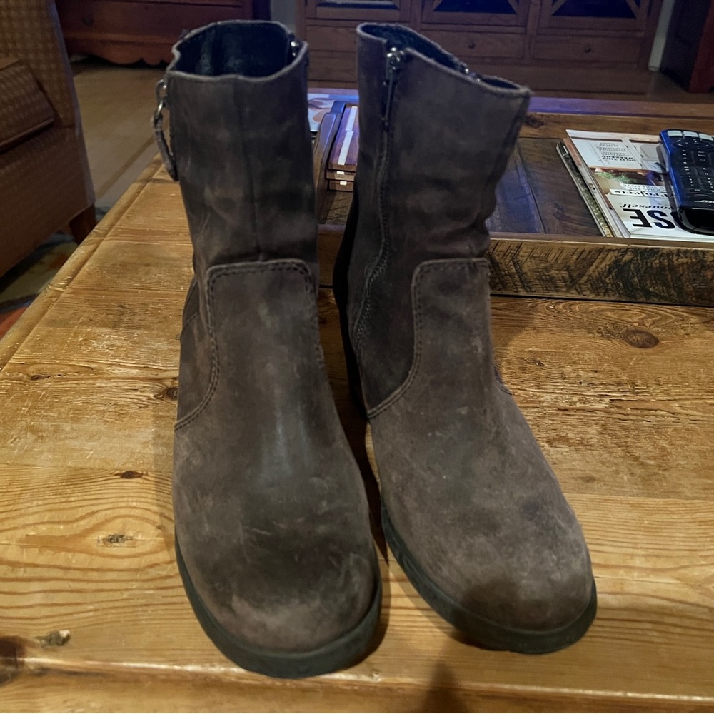 Nice brown suede boots in good shape!